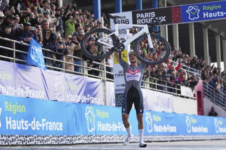 Mathieu van der Poel alza al cielo la bicicletta dopo aver tagliato il traguardo della Parigi-Roubaix