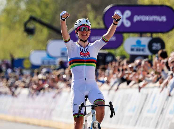 Il ciclista sloveno Tadej Pogacar esulta dopo la vittoria