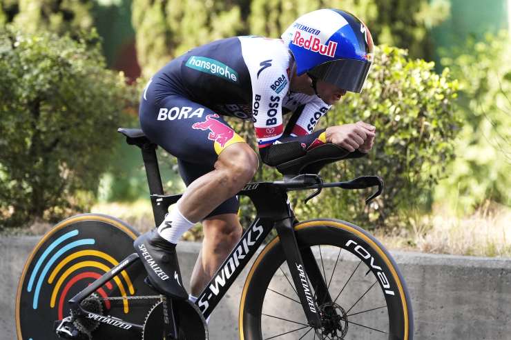 Primoz Roglic in sella alla bici in posizione aerodinamica durante una cronometro