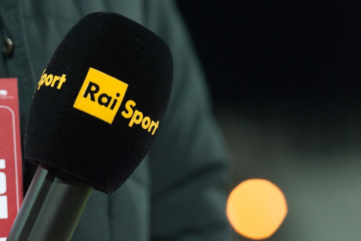Logo Rai sport su cuffia di un microfono