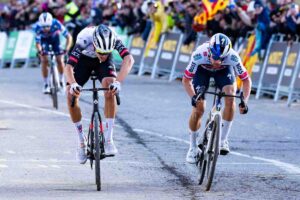I ciclisti Juan Ayuso e Primoz Roglic in volata