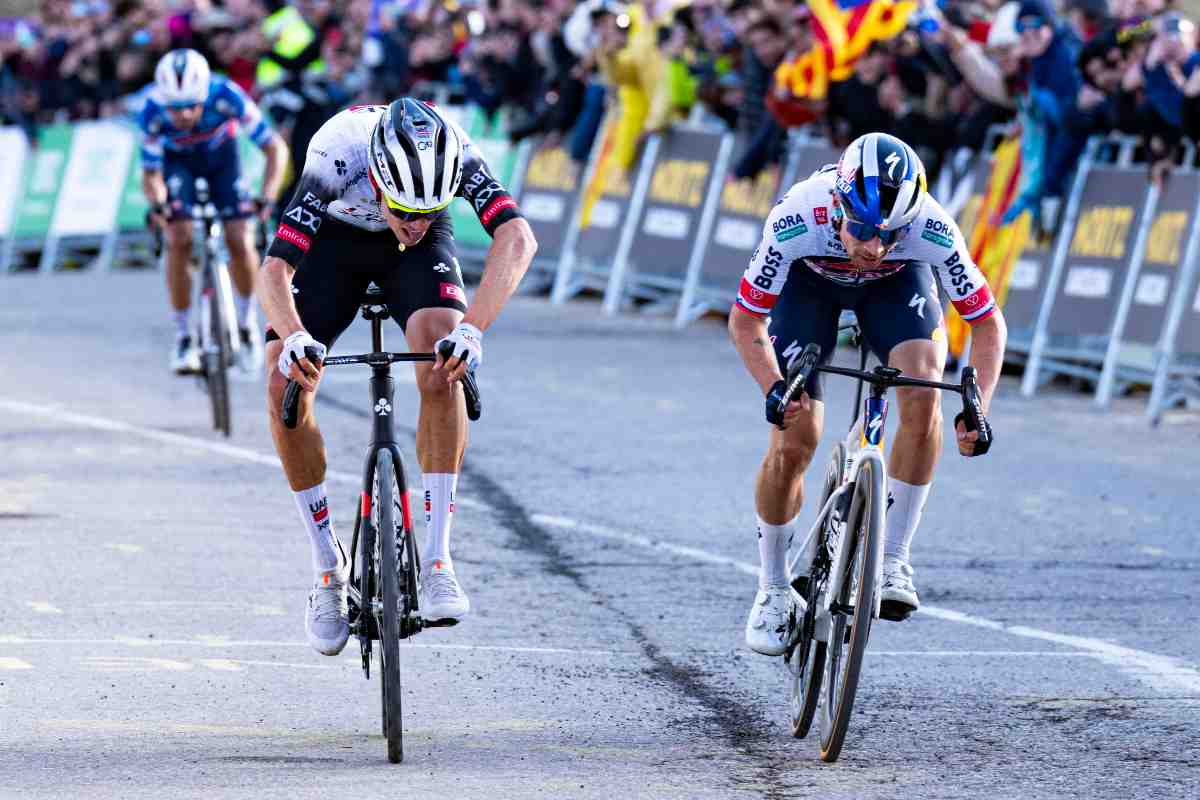 I ciclisti Juan Ayuso e  Primoz Roglic in volata