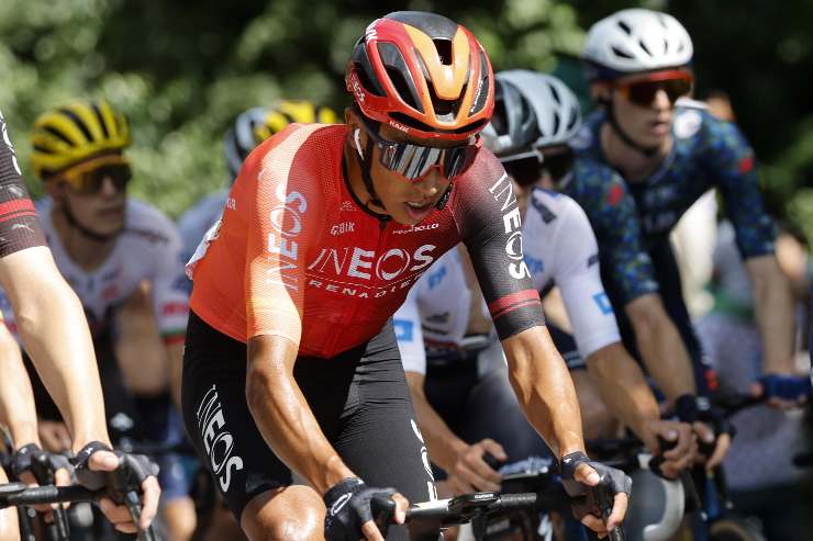 Egan Berlan in gruppo con altri ciclisti
