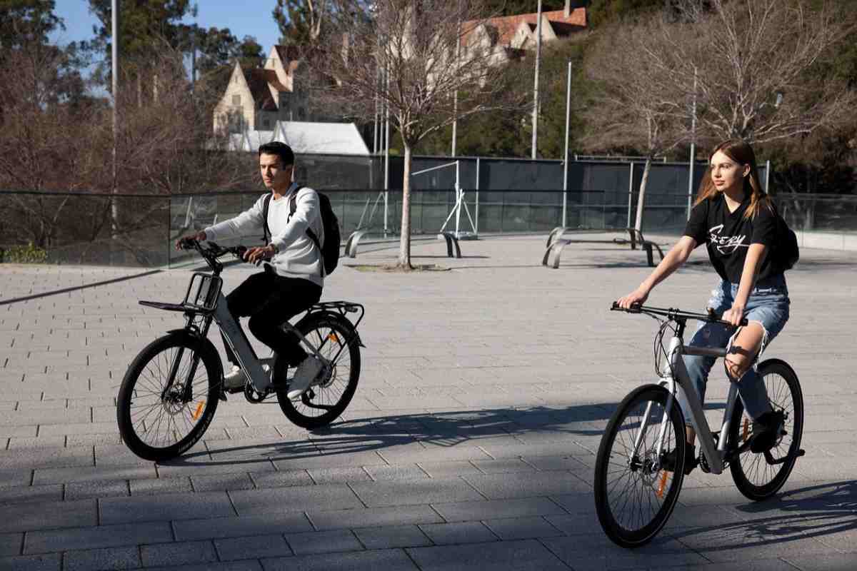 due ragazzi in bicicletta