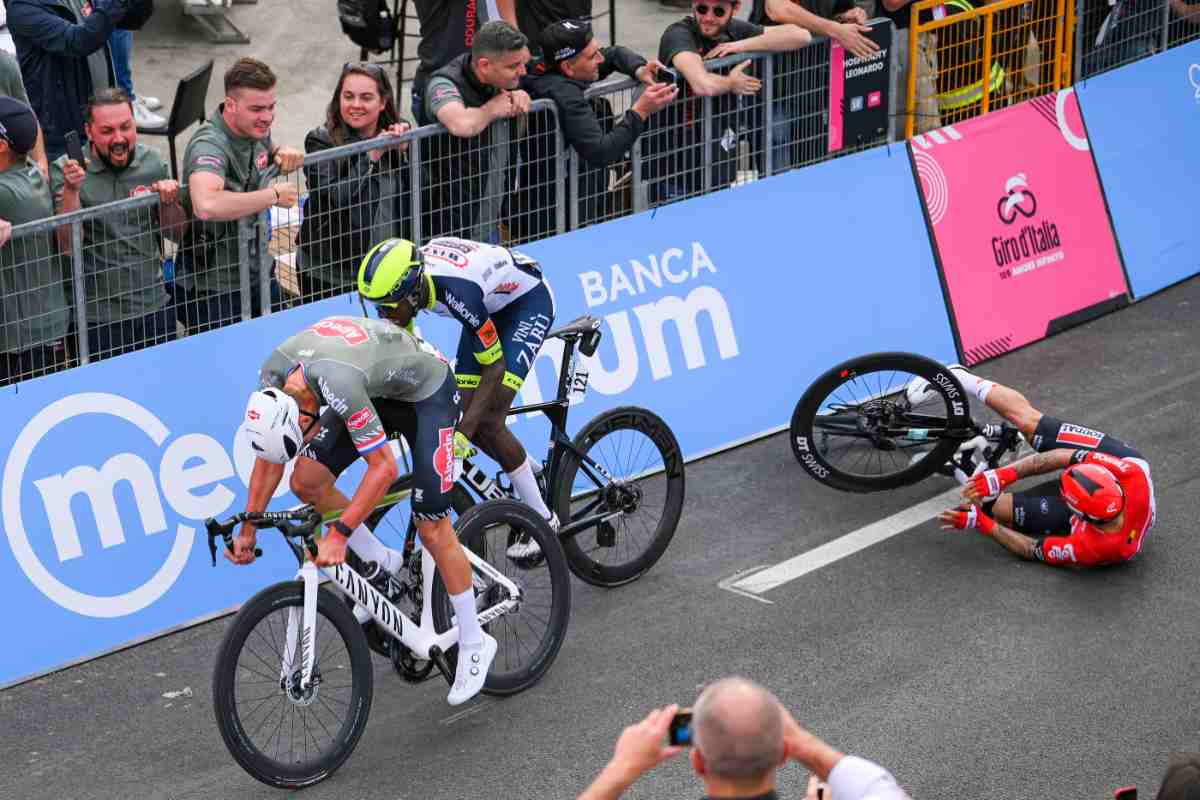 ciclista caduto a terra