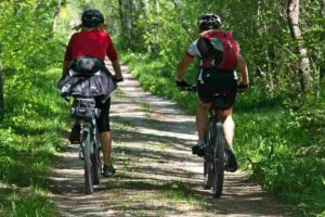 due ciclisti in mountain bike