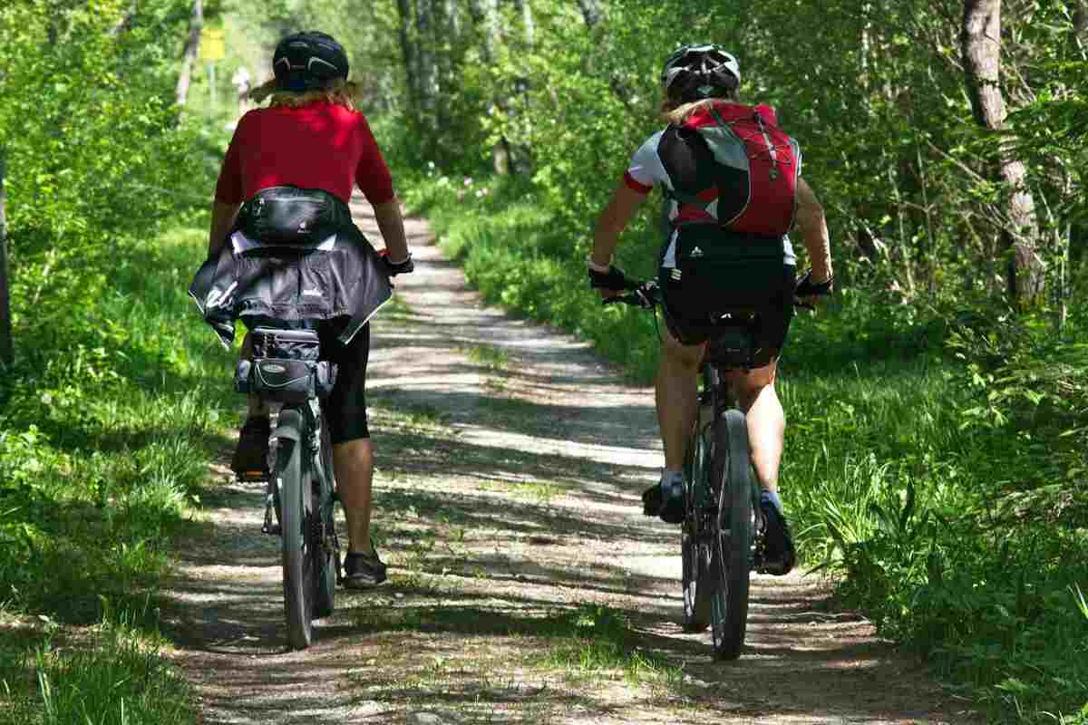 due ciclisti in mountain bike