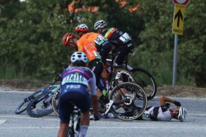 ciclista caduto a terra