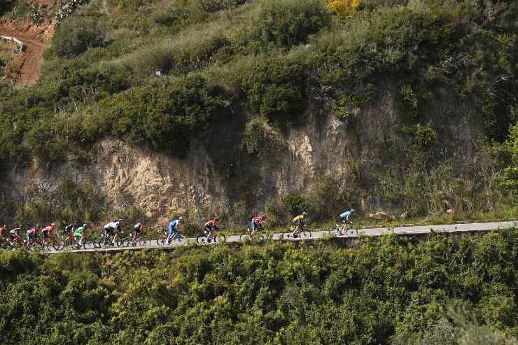 ciclisti affrontano una salita
