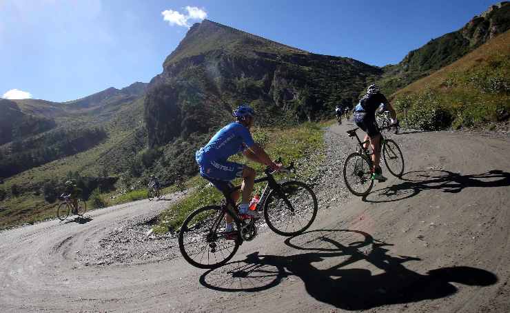 ciclisti affrontano una salita