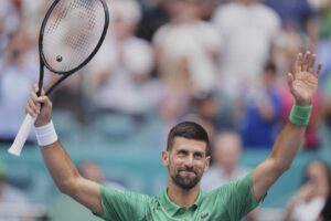 Djokovic esulta a braccia alzate