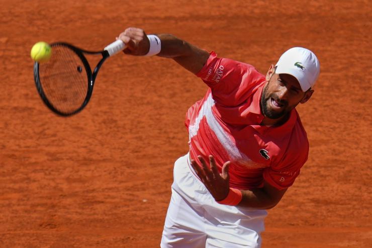 Djokovic colpisce la palla al servizio