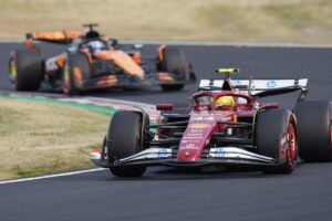 Lewis Hamilton alla guida della Ferrari