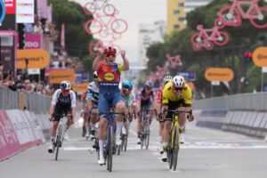 ciclista esulta per la vittoria in volata