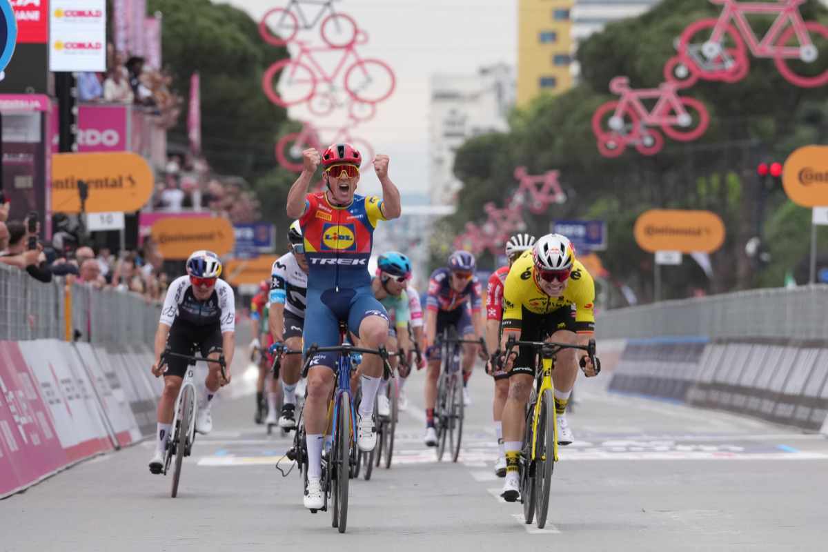 ciclista esulta per la vittoria in volata