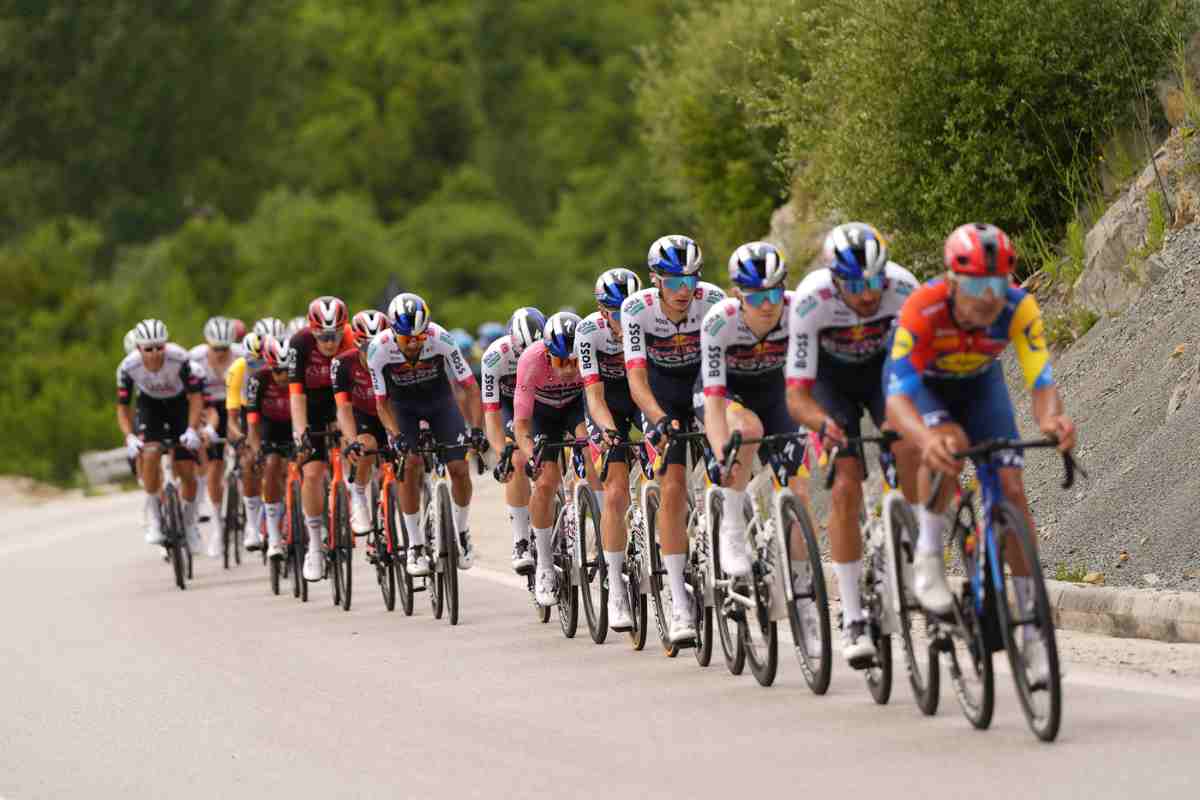 ciclisti in fila in strada