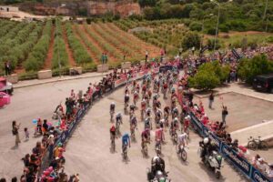 ciclisti in gruppo