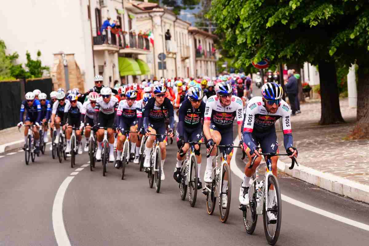 ciclisti in gruppo