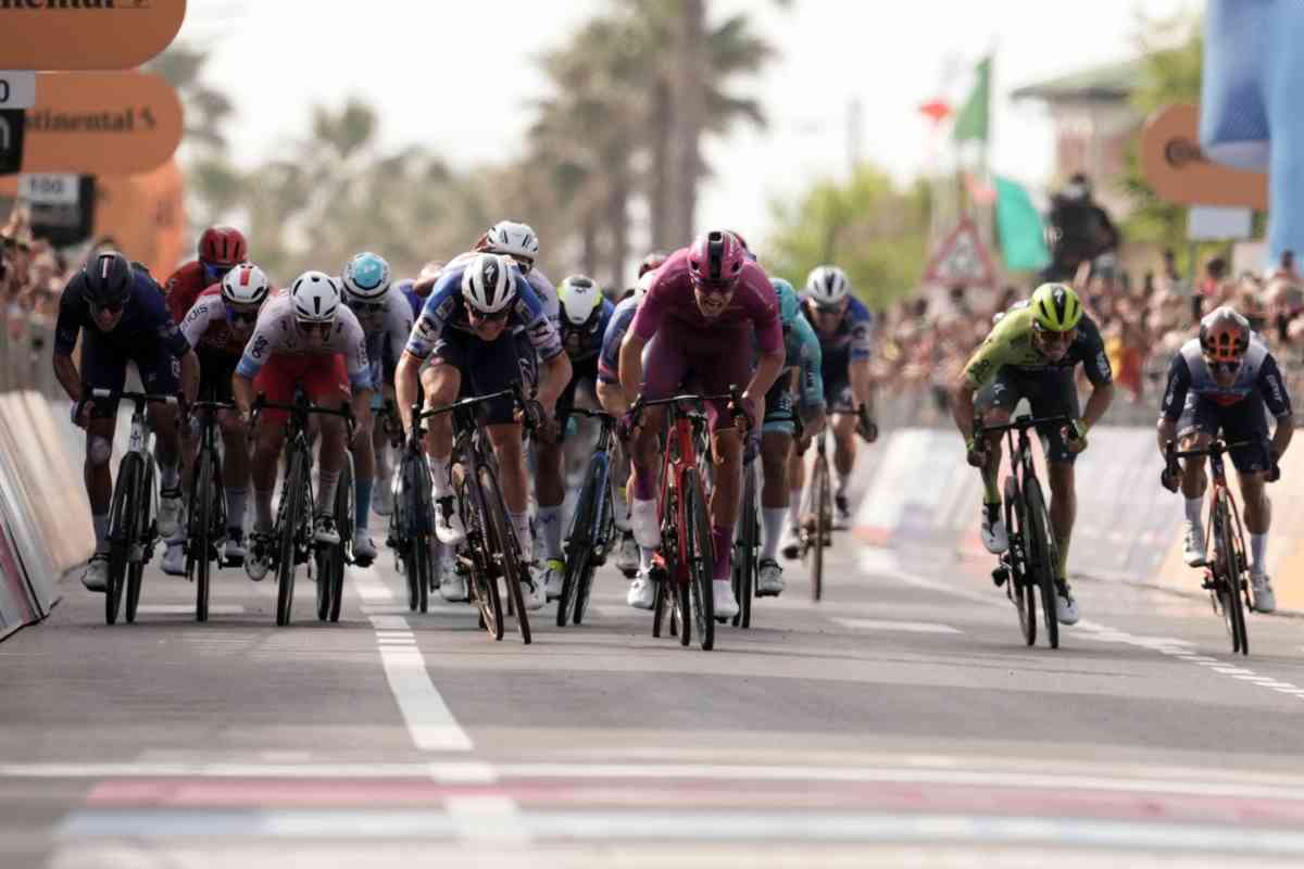 ciclisti arrivano in volata in una tappa del Giro d'Italia
