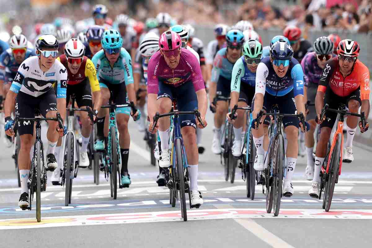 ciclisti arrivano in gruppo al traguardo
