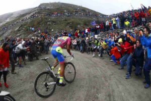 un ciclista affronta un tratto in salita al Giro d'Italia