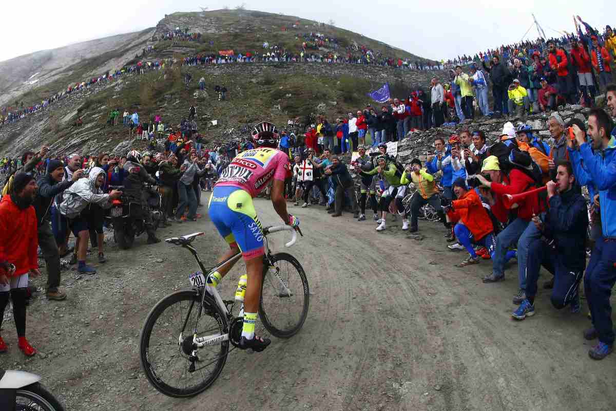un ciclista affronta un tratto in salita al Giro d'Italia