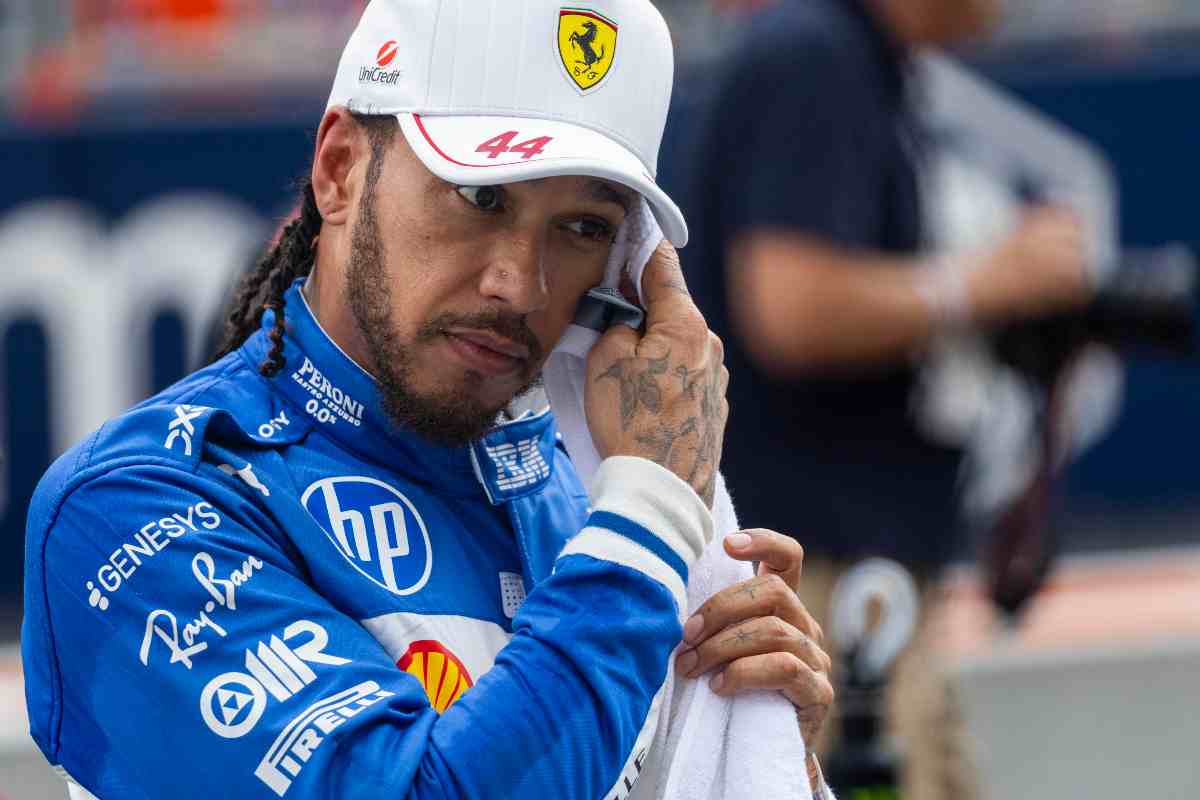 Lewis Hamilton si asciuga il viso