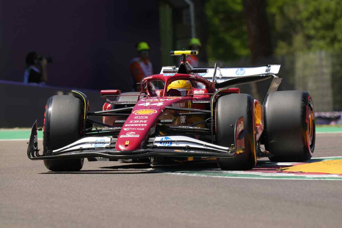 Lewis Hamilton sulla Ferrari a Imola