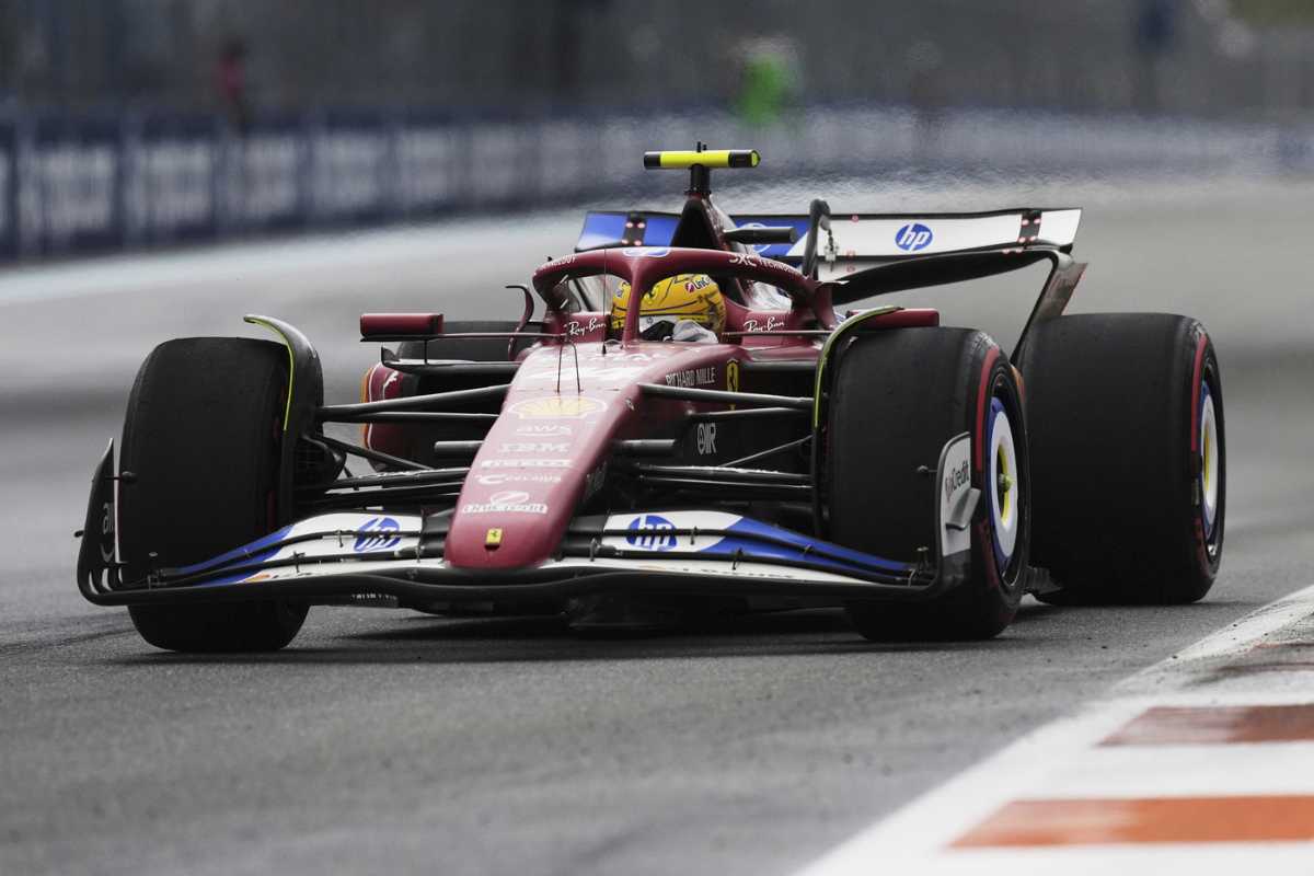 Lewis Hamilton in pista sulla Ferrari