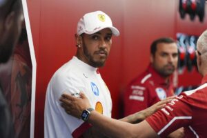 Lewis Hamilton perplesso nel paddock