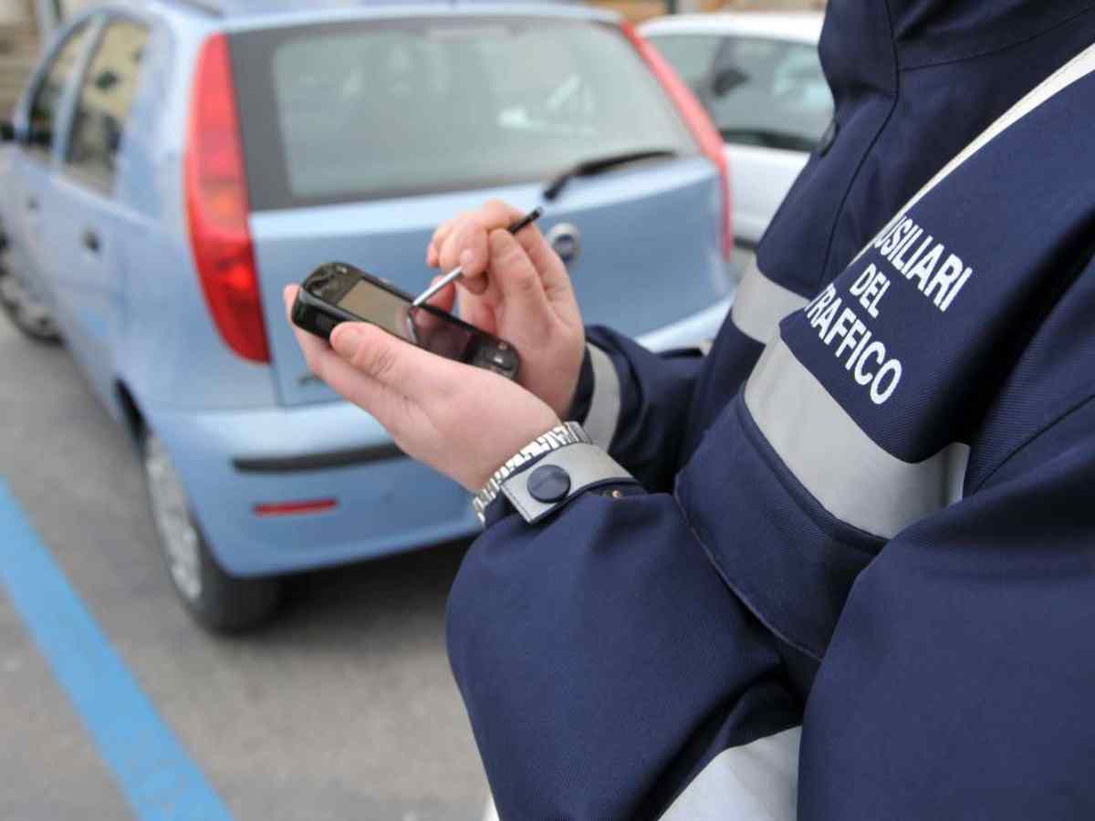 vigile multa auto divieto sosta