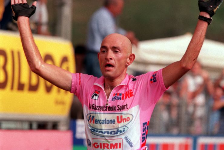 Marco Pantani esulta con la maglia rosa