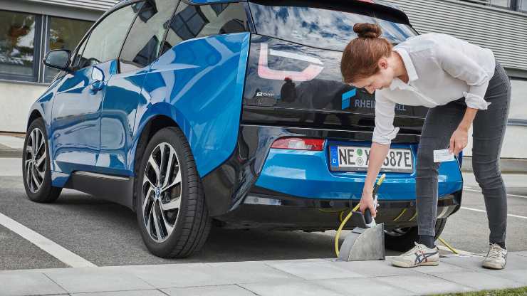 punto di ricarica auto elettriche dal marciapiede