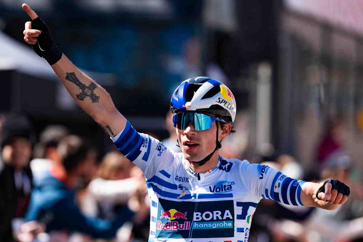Primoz Roglic esulta al traguardo