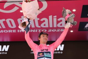 ciclista con la maglia rosa del Giro d'Italia