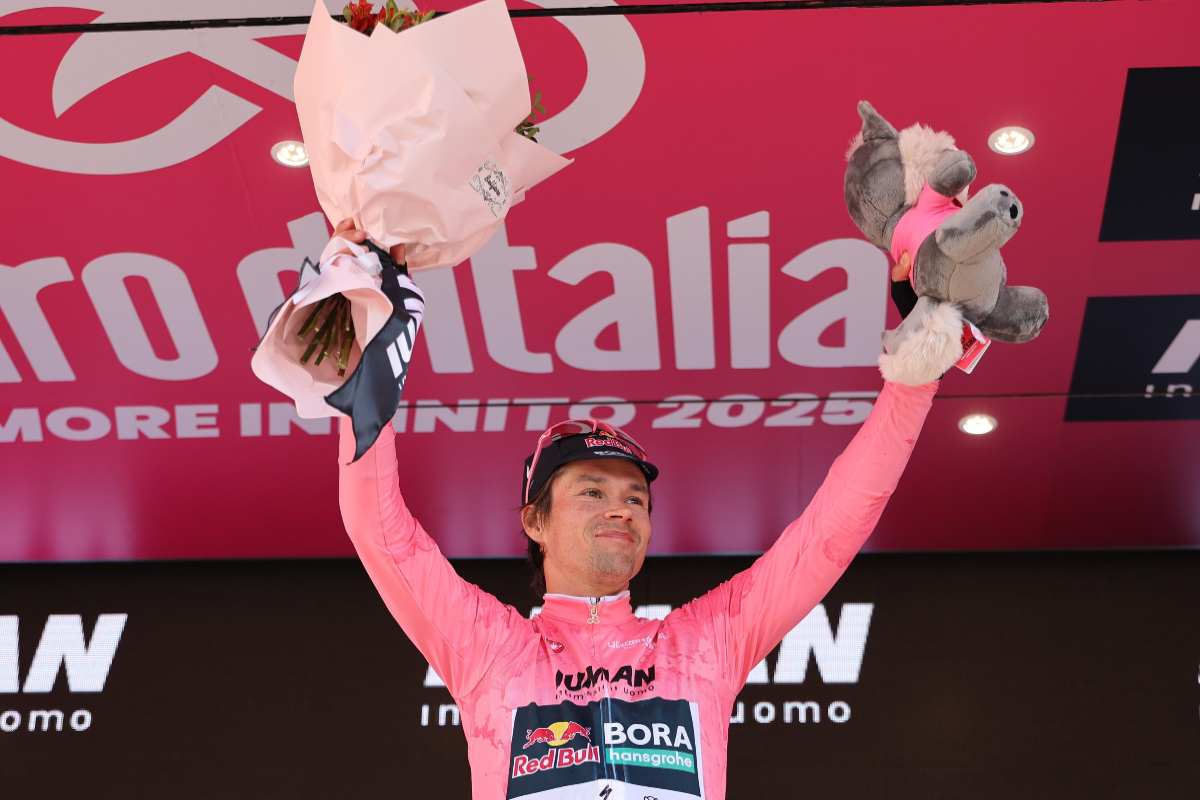 ciclista con la maglia rosa del Giro d'Italia