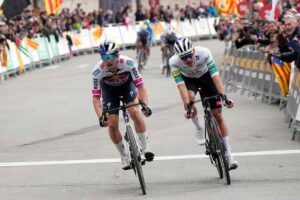Roglic e Ayuso in volata