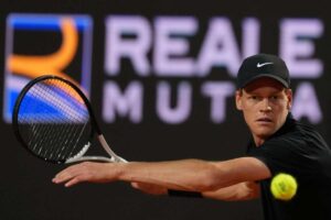 Jannik Sinner si appresta a colpire la palla