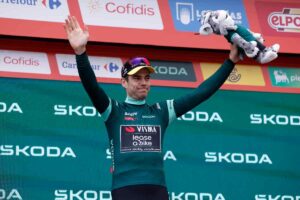 Wout Van Aert esulta sul podio