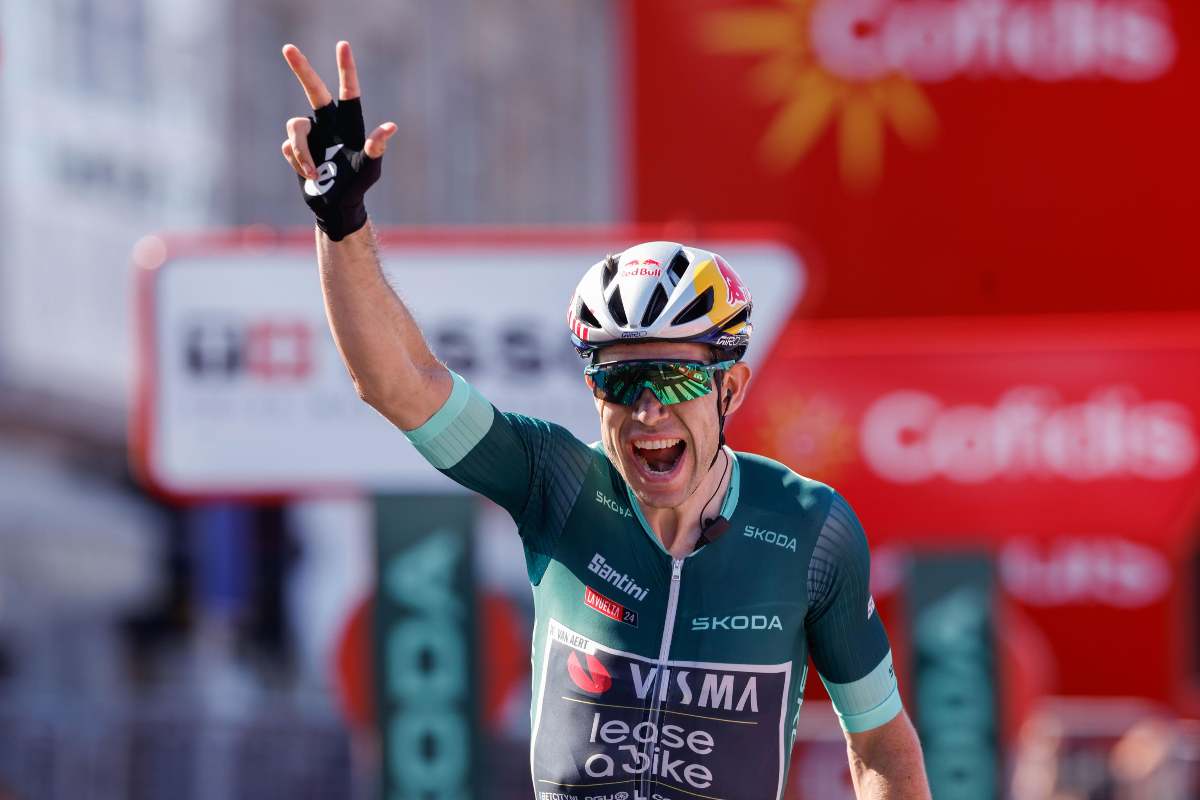 Wout Van Aert esulta al traguardo