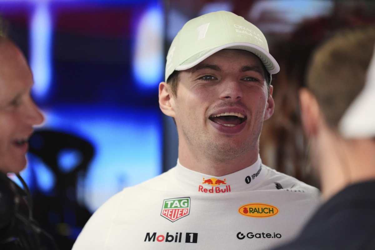 Max Verstappen sorridente nel paddock